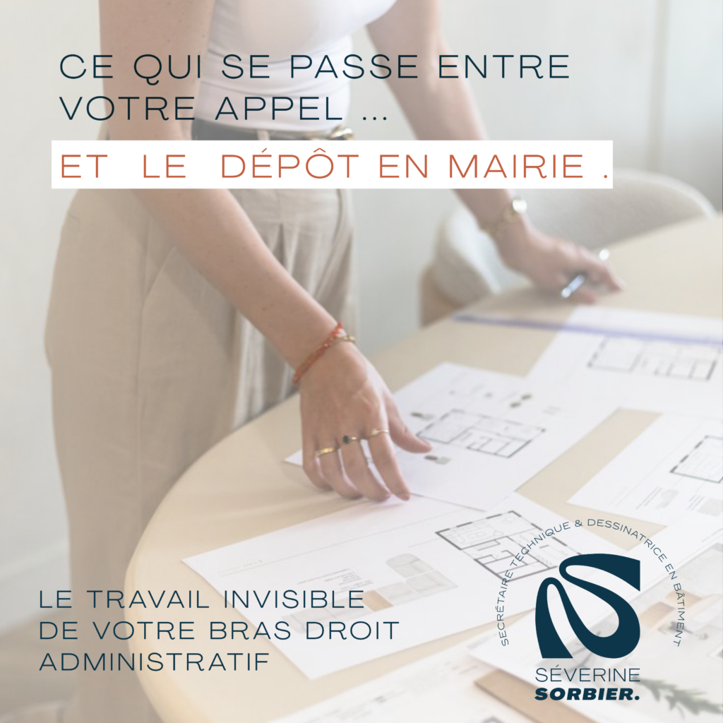 Dessinatrice en bâtiment préparant un dossier de permis de construire en Gironde, plans étalés sur la table